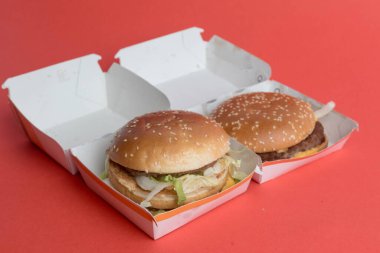 Londra, Birleşik Krallık, 14 Ekim 2024: - McDonalds Big Mac ve Quauter Pounder With Cheese 'in kırmızı arka planda görüntüsü
