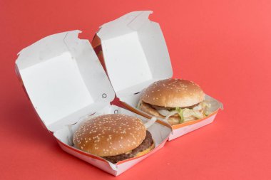 Londra, Birleşik Krallık, 14 Ekim 2024: - McDonalds Big Mac ve Quauter Pounder With Cheese 'in kırmızı arka planda görüntüsü