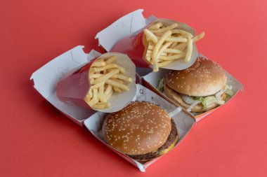 Londra, Birleşik Krallık, 14 Ekim 2024: - McDonalds Big Mac ve Quauter Pounder 'ın kızarmış peynirli görüntüsü