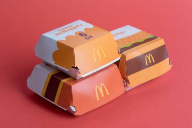 Londra, Birleşik Krallık, 14 Ekim 2024: - McDonalds Big Mac ve Quauter Pounder Cheese ve 6 McNugget manzarası, kırmızı arka planda
