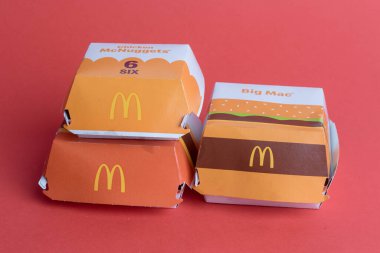 Londra, Birleşik Krallık, 14 Ekim 2024: - McDonalds Big Mac ve Quauter Pounder Cheese ve 6 McNugget manzarası, kırmızı arka planda