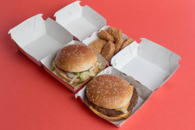 Londra, Birleşik Krallık, 14 Ekim 2024: - McDonalds Big Mac ve Quauter Pounder Cheese ve 6 McNugget manzarası, kırmızı arka planda