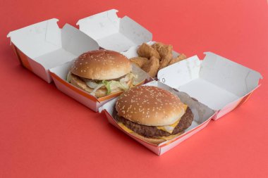 Londra, Birleşik Krallık, 14 Ekim 2024: - McDonalds Big Mac ve Quauter Pounder Cheese ve 6 McNugget manzarası, kırmızı arka planda