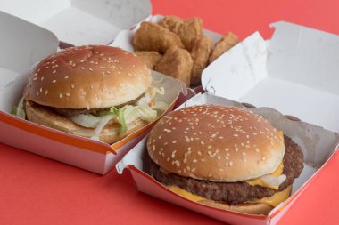 Londra, Birleşik Krallık, 14 Ekim 2024: - McDonalds Big Mac ve Quauter Pounder Cheese ve 6 McNugget manzarası, kırmızı arka planda