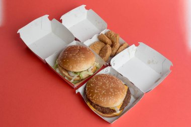 Londra, Birleşik Krallık, 14 Ekim 2024: - McDonalds Big Mac ve Quauter Pounder Cheese ve 6 McNugget manzarası, kırmızı arka planda
