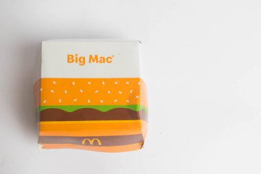 Londra, Birleşik Krallık, 14 Ekim 2024 McDonalds Big Mac Box 'ın beyaz bir arka plan karşısındaki görüntüsü