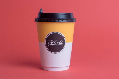 Londra, Birleşik Krallık, 14 Ekim 2024: - McDonalds McCafe Coffee Cup manzarası, kırmızı arka planda