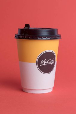 Londra, Birleşik Krallık, 14 Ekim 2024: - McDonalds McCafe Coffee Cup manzarası, kırmızı arka planda