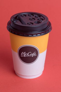 Londra, Birleşik Krallık, 14 Ekim 2024: - McDonalds McCafe Coffee Cup manzarası, kırmızı arka planda