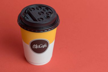 Londra, Birleşik Krallık, 14 Ekim 2024: - McDonalds McCafe Coffee Cup manzarası, kırmızı arka planda