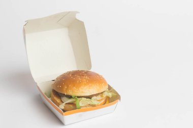 Londra, Birleşik Krallık, 14 Ekim 2024: - McDonalds Big Mac 'in beyaz bir arka plan karşısındaki görüntüsü