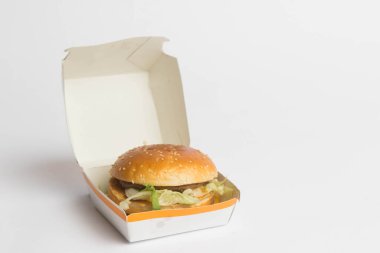 Londra, Birleşik Krallık, 14 Ekim 2024: - McDonalds Big Mac 'in beyaz bir arka plan karşısındaki görüntüsü