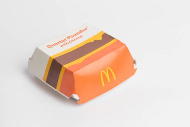 Londra, Birleşik Krallık, 14 Ekim 2024: - Peynir kutusuyla McDonalds Quarter Pounder manzarası