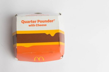 Londra, Birleşik Krallık, 14 Ekim 2024: - Peynir kutusuyla McDonalds Quarter Pounder manzarası