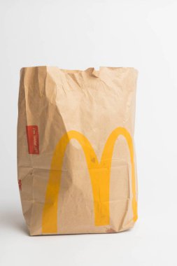 Londra, Birleşik Krallık, 14 Ekim 2024 McDonalds paket paketinin beyaz arka planda görüntüsü