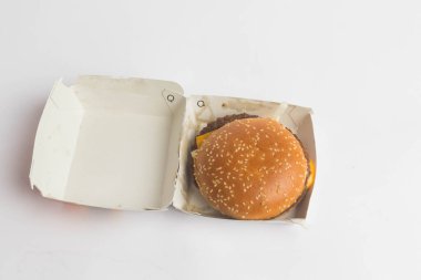 Londra, Birleşik Krallık, 14 Ekim 2024: - McDonalds Quarter Pounder with Cheese 'in beyaz arkaplanlı görüntüsü