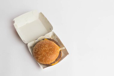 Londra, Birleşik Krallık, 14 Ekim 2024: - McDonalds Quarter Pounder with Cheese 'in beyaz arkaplanlı görüntüsü