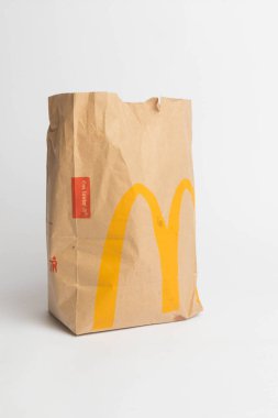 Londra, Birleşik Krallık, 14 Ekim 2024 McDonalds paket paketinin beyaz arka planda görüntüsü