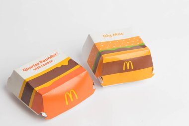 Londra, Birleşik Krallık, 14 Ekim 2024: - McDonalds Big Mac ve Quarter Pounder 'ın beyaz arka planda peynirli görüntüsü