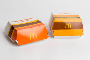 Londra, Birleşik Krallık, 14 Ekim 2024: - McDonalds Big Mac ve Quarter Pounder 'ın beyaz arka planda peynirli görüntüsü