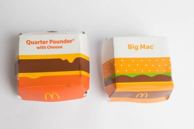 Londra, Birleşik Krallık, 14 Ekim 2024: - McDonalds Big Mac ve Quarter Pounder 'ın beyaz arka planda peynirli görüntüsü