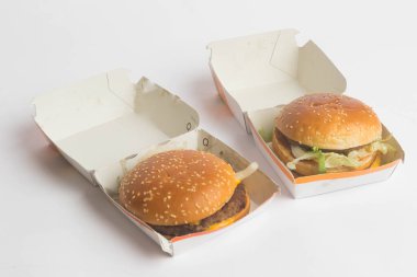 Londra, Birleşik Krallık, 14 Ekim 2024: - McDonalds Big Mac ve Quarter Pounder 'ın beyaz arkaplanlı görüntüsü