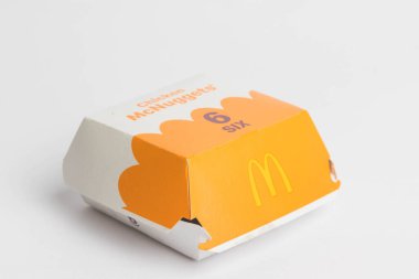 Londra, Birleşik Krallık, 14 Ekim 2024: - McDonalds 6 tavuk McNuggets kutusu manzarası, beyaz arka planda