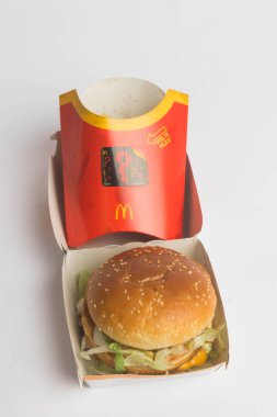 Londra, Birleşik Krallık, 14 Ekim 2024: - McDonalds Big Mac ve Büyük Patates manzarası, beyaz bir arka planda