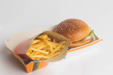 Londra, Birleşik Krallık, 14 Ekim 2024: - McDonalds Big Mac ve Büyük Patates manzarası, beyaz bir arka planda