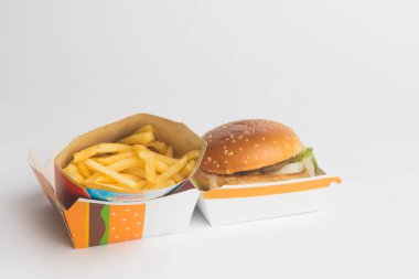 Londra, Birleşik Krallık, 14 Ekim 2024: - McDonalds Big Mac ve Büyük Patates manzarası, beyaz bir arka planda