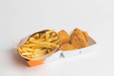 Londra, Birleşik Krallık, 14 Ekim 2024: - McDonalds 6 Chicken McNuggets ve Medium Fries manzarası, beyaz arka planda