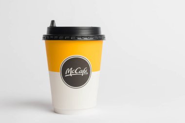 Londra, Birleşik Krallık, 14 Ekim 2024: - McDonalds McCafe Coffee Cup 'ın beyaz arka planda bir görüntüsü