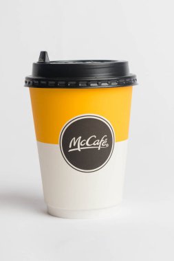 Londra, Birleşik Krallık, 14 Ekim 2024: - McDonalds McCafe Coffee Cup 'ın beyaz arka planda bir görüntüsü