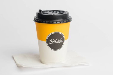 Londra, Birleşik Krallık, 14 Ekim 2024: - McDonalds McCafe Coffee Cup 'ın beyaz arka planda bir görüntüsü