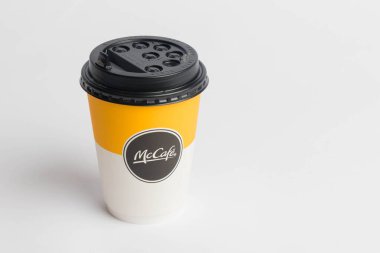 Londra, Birleşik Krallık, 14 Ekim 2024: - McDonalds McCafe Coffee Cup 'ın beyaz arka planda bir görüntüsü