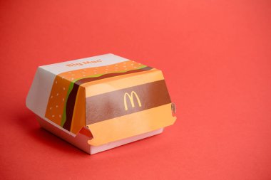 Londra, Birleşik Krallık, 14 Ekim 2024: - McDonalds Big Mac kutusunun kırmızı zemin üzerindeki görüntüsü