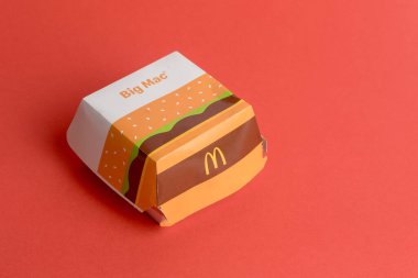 Londra, Birleşik Krallık, 14 Ekim 2024: - McDonalds Big Mac kutusunun kırmızı zemin üzerindeki görüntüsü