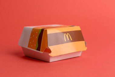 Londra, Birleşik Krallık, 14 Ekim 2024: - McDonalds Big Mac kutusunun kırmızı zemin üzerindeki görüntüsü