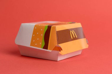 Londra, Birleşik Krallık, 14 Ekim 2024: - McDonalds Big Mac kutusunun kırmızı zemin üzerindeki görüntüsü