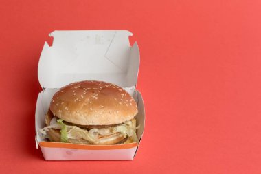 Londra, Birleşik Krallık, 14 Ekim 2024: - McDonalds Big Mac 'in kırmızı zemin üzerindeki görüntüsü