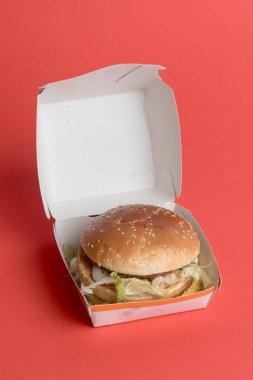 Londra, Birleşik Krallık, 14 Ekim 2024: - McDonalds Big Mac 'in kırmızı zemin üzerindeki görüntüsü