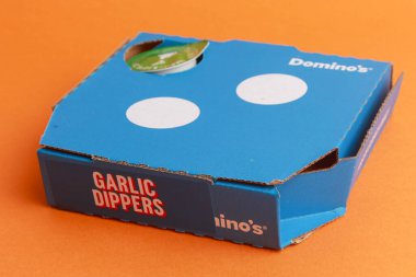 Londra, Birleşik Krallık, 5 Kasım 2024: Dominos 9 Margherita pizzası ve küçük bir barbekü sosu manzarası