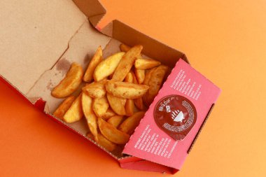 Londra, Birleşik Krallık, 5 Kasım 2024: Dominos 9 Margherita pizzası ve küçük bir barbekü sosu manzarası