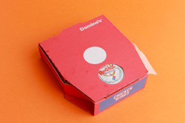 Londra, Birleşik Krallık, 5 Kasım 2024: Dominos 9 Margherita pizzası ve küçük bir barbekü sosu manzarası