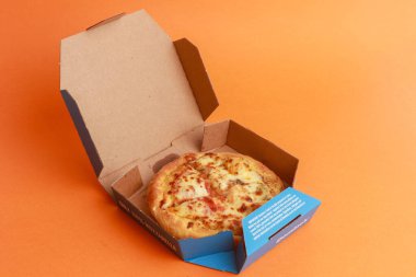 Londra, Birleşik Krallık, 5 Kasım 2024: Dominos 9 Margherita pizzası ve küçük bir barbekü sosu manzarası