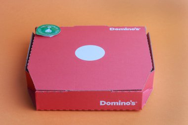 Londra, Birleşik Krallık, 5 Kasım 2024: Dominos 9 Margherita pizzası ve küçük bir barbekü sosu manzarası