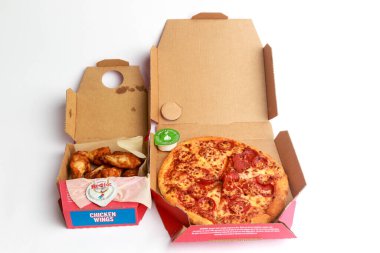 Londra, Birleşik Krallık, 5 Kasım 2024: Dominos 9 Margherita pizzası ve küçük bir barbekü sosu manzarası