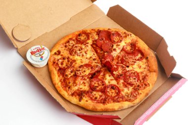 Londra, Birleşik Krallık, 5 Kasım 2024: Dominos 9 Margherita pizzası ve küçük bir barbekü sosu manzarası