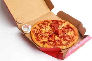 Londra, Birleşik Krallık, 5 Kasım 2024: Dominos 9 Margherita pizzası ve küçük bir barbekü sosu manzarası