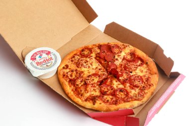 Londra, Birleşik Krallık, 5 Kasım 2024: Dominos 9 Margherita pizzası ve küçük bir barbekü sosu manzarası